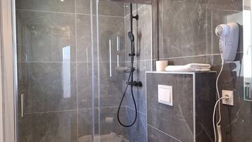 Secadora de cabello, toallas, jabón, papel de baño
