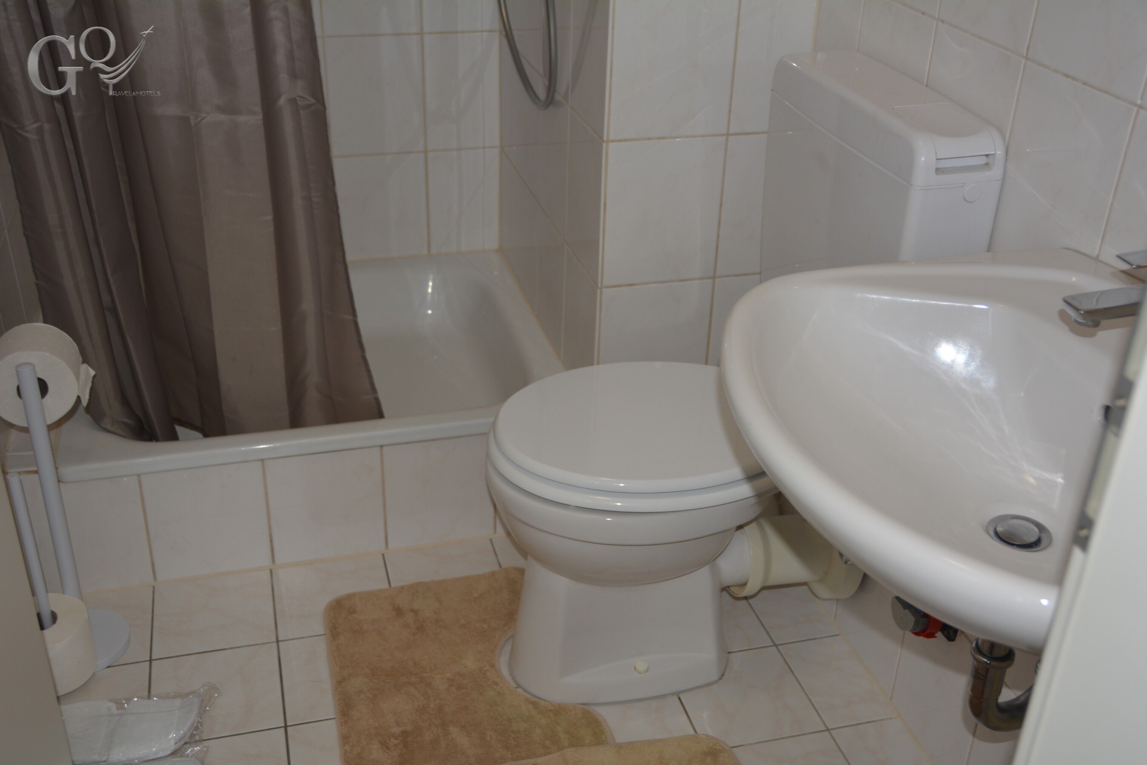 Une salle de bain avec une baignoire, des toilettes et un lavabo.