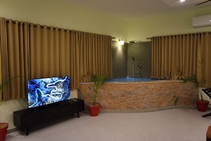 Habitación doble de lujo | Baño | Regadera, toallas, jabón, shampoo