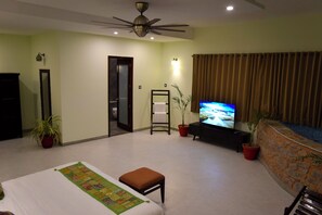 Habitación doble de lujo | Área de sala de estar