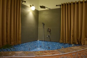 Habitación doble de lujo | Baño | Regadera, toallas, jabón, shampoo 