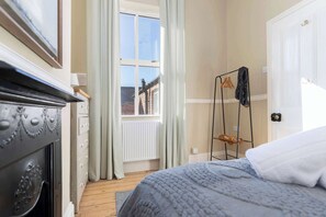 Bureau, fer et planche à repasser, Wi-Fi, draps fournis