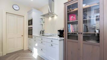 Jääkaappi, mikroaaltouuni, uuni, liesi