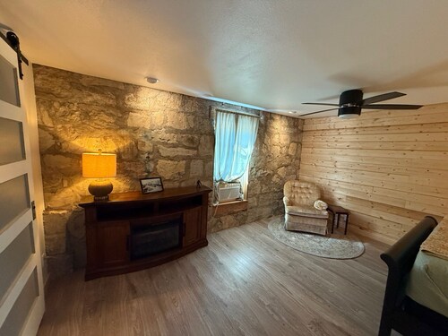 Charming, comfortable apartment in historic Berryville, AR