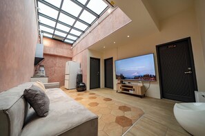 Basic Double Room | Living area | 45-inch flat-screen TV with cable channels - yunhua bib (Hualien City)