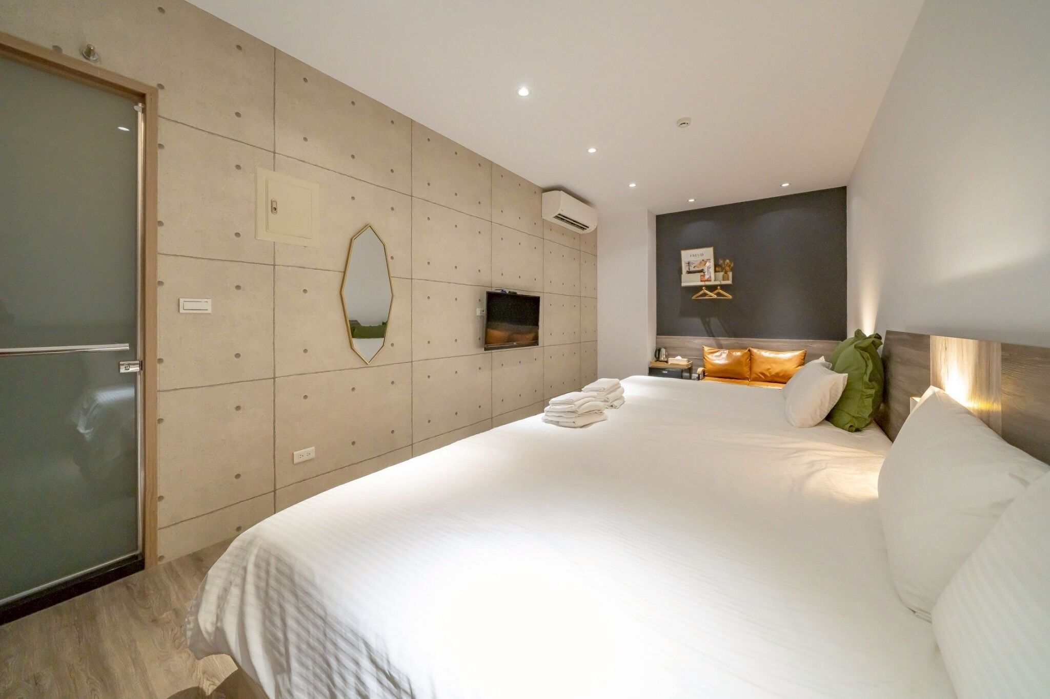 Individually furnished, free WiFi, bed sheets