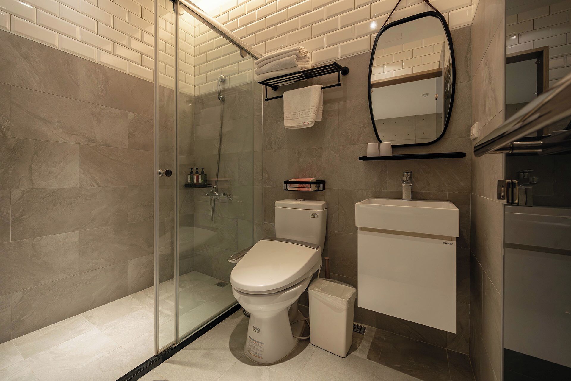 Departamento Confort | Baño | Regadera, secadora de cabello, toallas, shampoo 