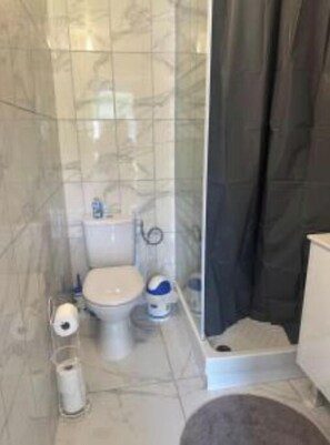 Douche, sĂšche-cheveux, serviettes fournies, savon