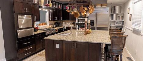 Réfrigérateur, micro-ondes, four, plaque de cuisson