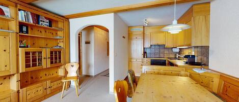 Kühlschrank, Ofen, Geschirrspüler, Wasserkocher mit Kaffee-/Teezubehör