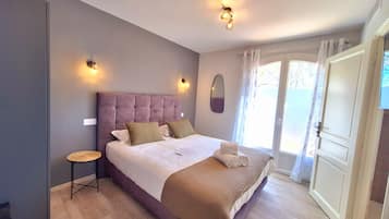 Tabla de planchar con plancha, wifi y ropa de cama