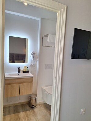 淋浴设施、吹风机、毛巾、肥皂