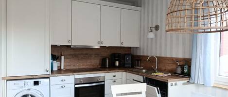 Frigorifero, forno, piano cottura, lavastoviglie