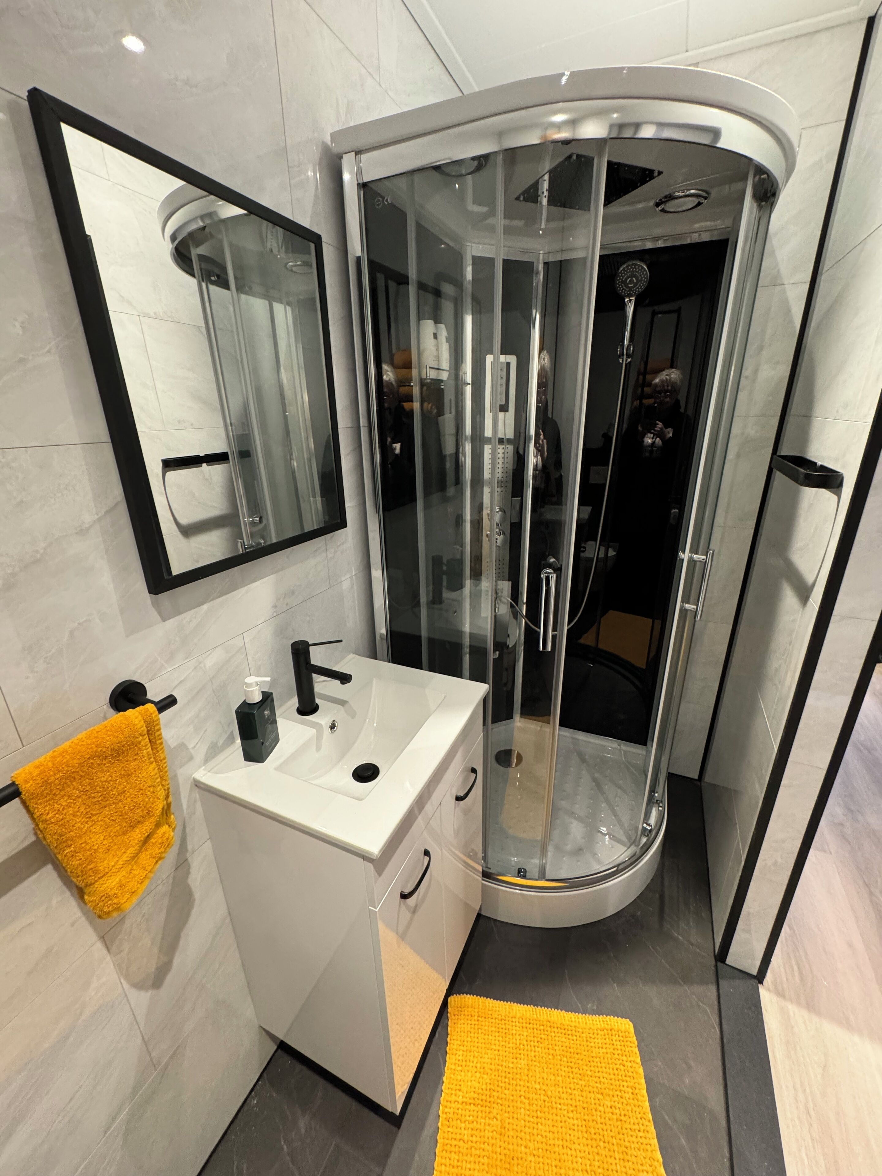 Een douche, een haardroger, handdoeken, zeep