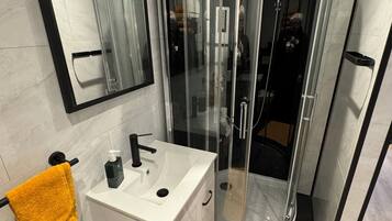 Ducha, secador de pelo, toallas y jabón