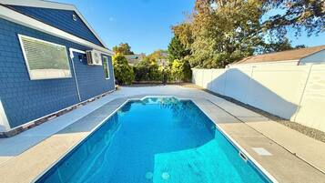 Utendørsbasseng og et oppvarmet basseng