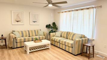 Smart-TV, Kamin, Videospiele, Bücher