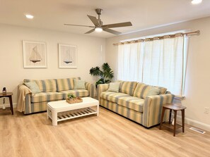 TV connectée, cheminée, jeux vidéo, livres