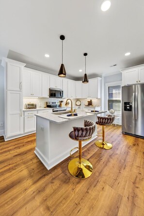 Fridge, microwave, oven, stovetop - Luxurious Downtown apartment. Walk to our historic downtown retail, dining & fun (Apex)