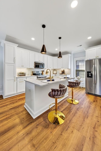 Beautiful apartment above garage! Walk to restaurants, shopping and fun!