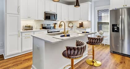 Beautiful apartment above garage! Walk to restaurants, shopping and fun!