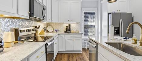 冰箱、微波炉、烤箱、炉灶