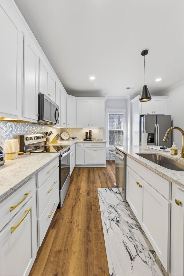 Refrigerador, microondas, horno y parrilla de estufa 