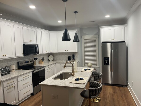 Jääkaappi, mikroaaltouuni, uuni, liesi