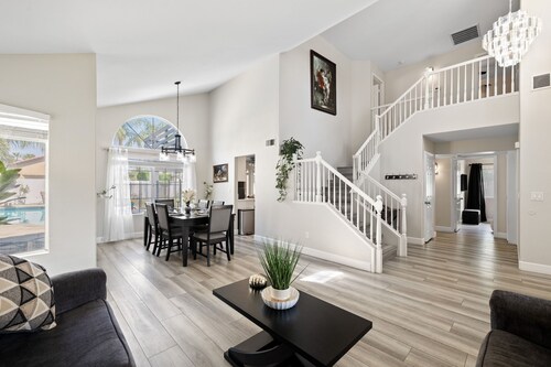 Casa Bella Gardens- Spacious 5-bedroom house in welcoming Bakersfield with Pool