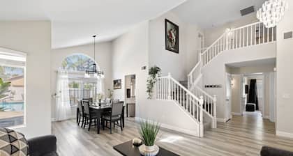 Casa Bella Gardens- Spacious 5-bedroom house in welcoming Bakersfield with Pool