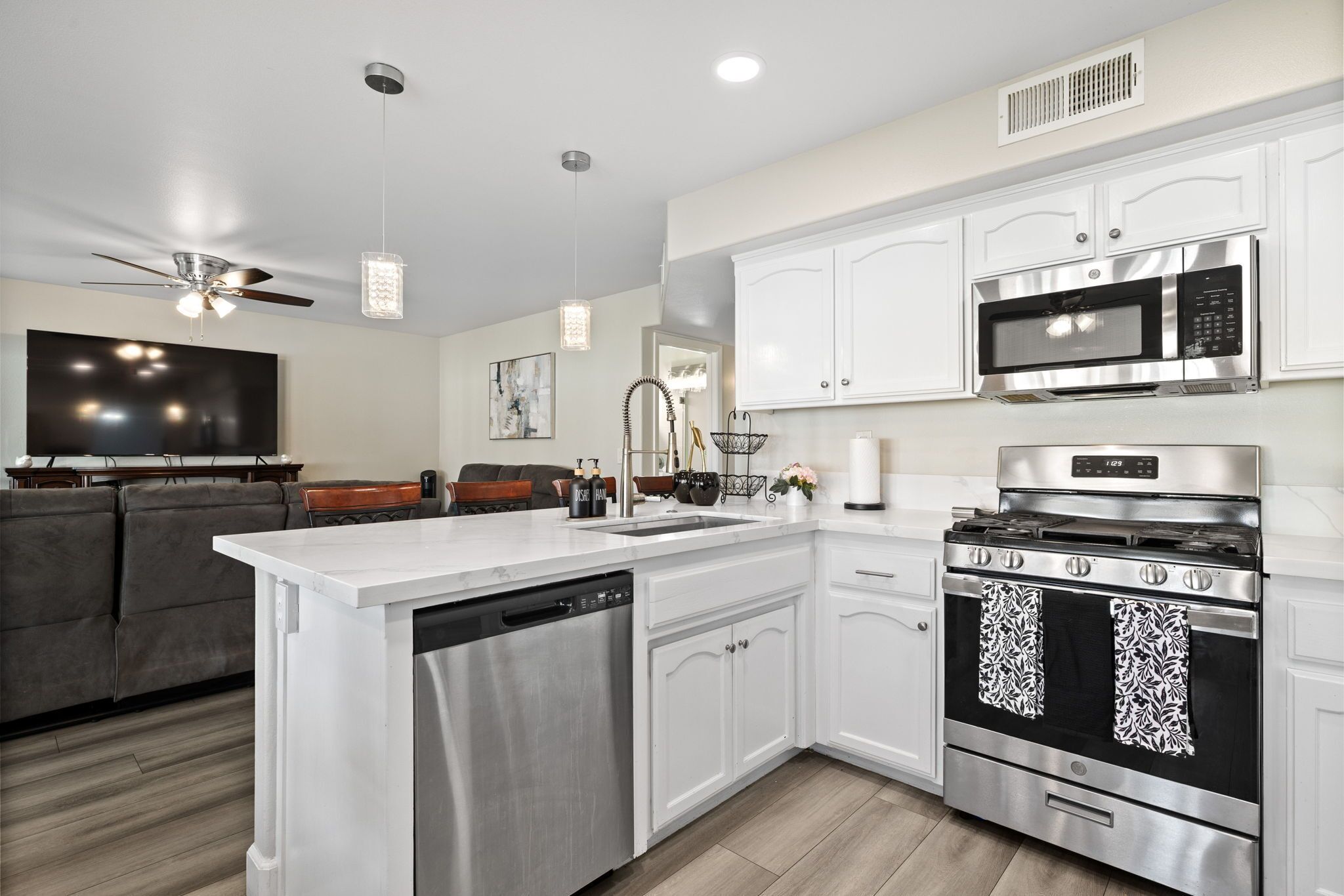 Réfrigérateur, micro-ondes, four, plaque de cuisson