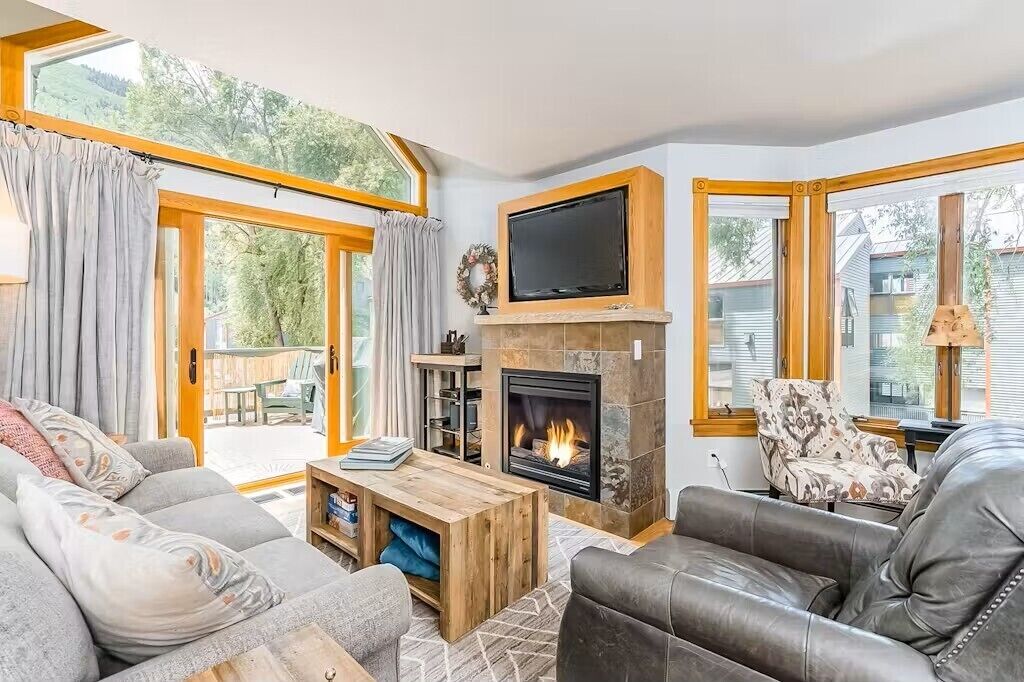 Smart-TV, Kamin, Tischtennisplatte