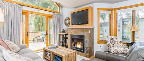 Älytelevisio, takka, pöytätennispöytä