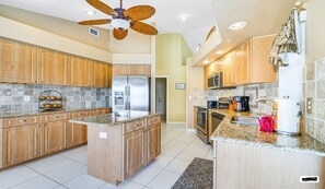 Microondas, horno, placa de cocina, lavavajillas