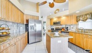 Microondas, horno, placa de cocina, lavavajillas