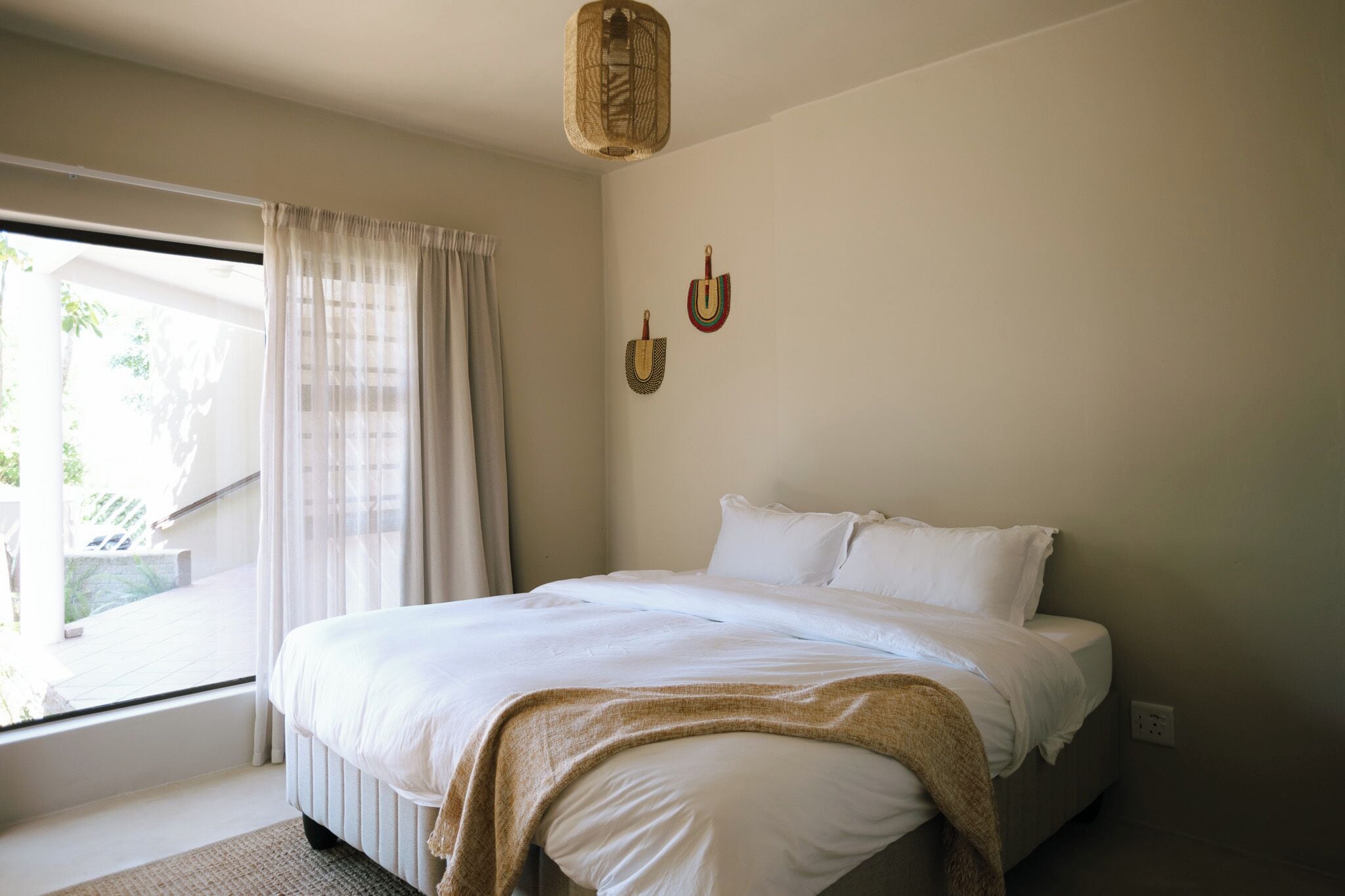 Quarto casal conforto, vista para o jardim | Comodidades do quarto