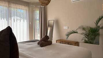 Deluxe Double Room, Pool View | Minibar, free WiFi