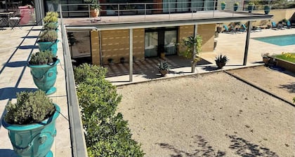 Provencal Villa With Garden & Pool