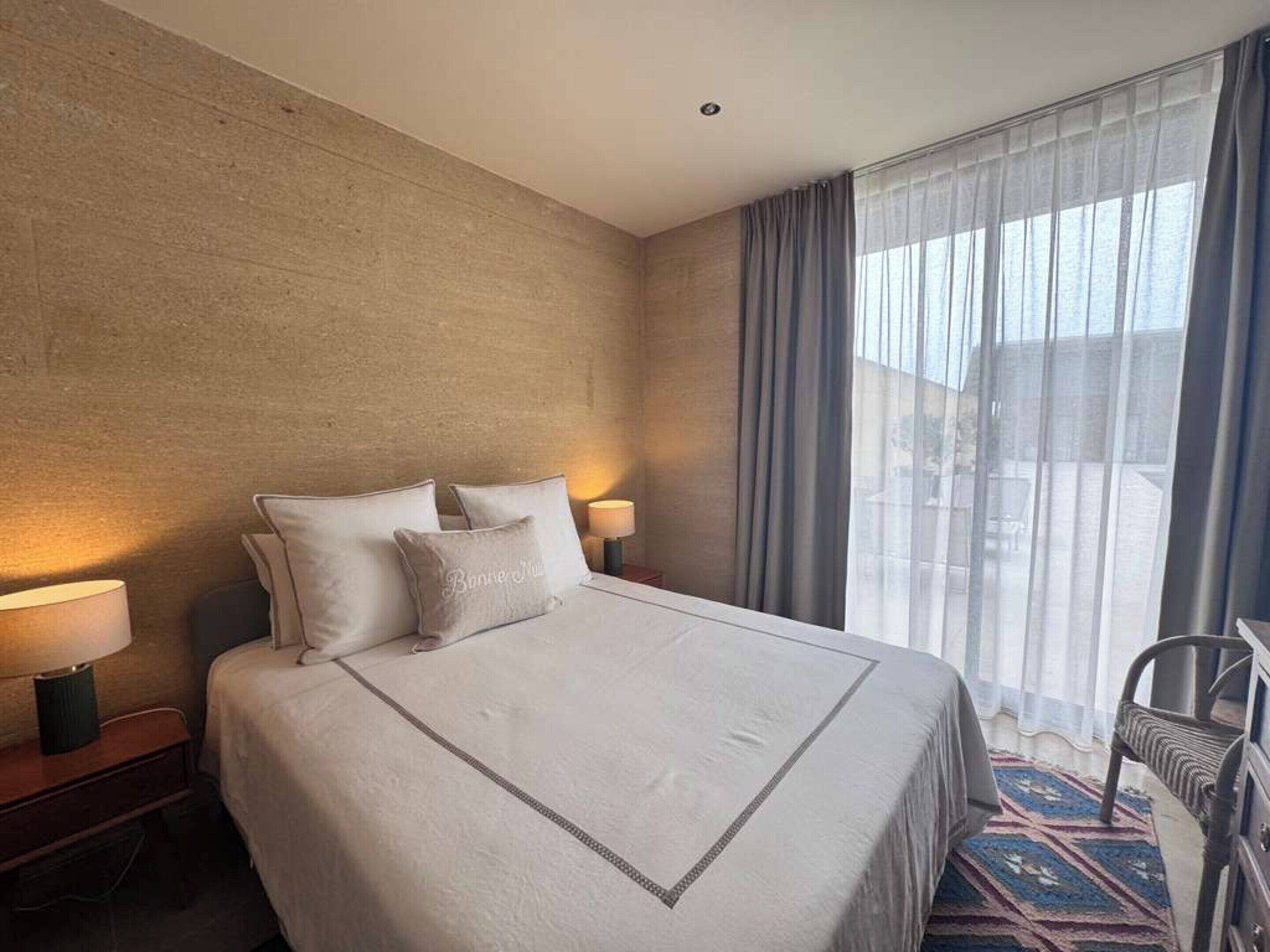 5 bedrooms, iron/ironing board, bed sheets