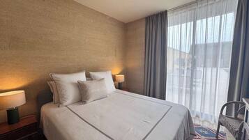 5 bedrooms, iron/ironing board, bed sheets