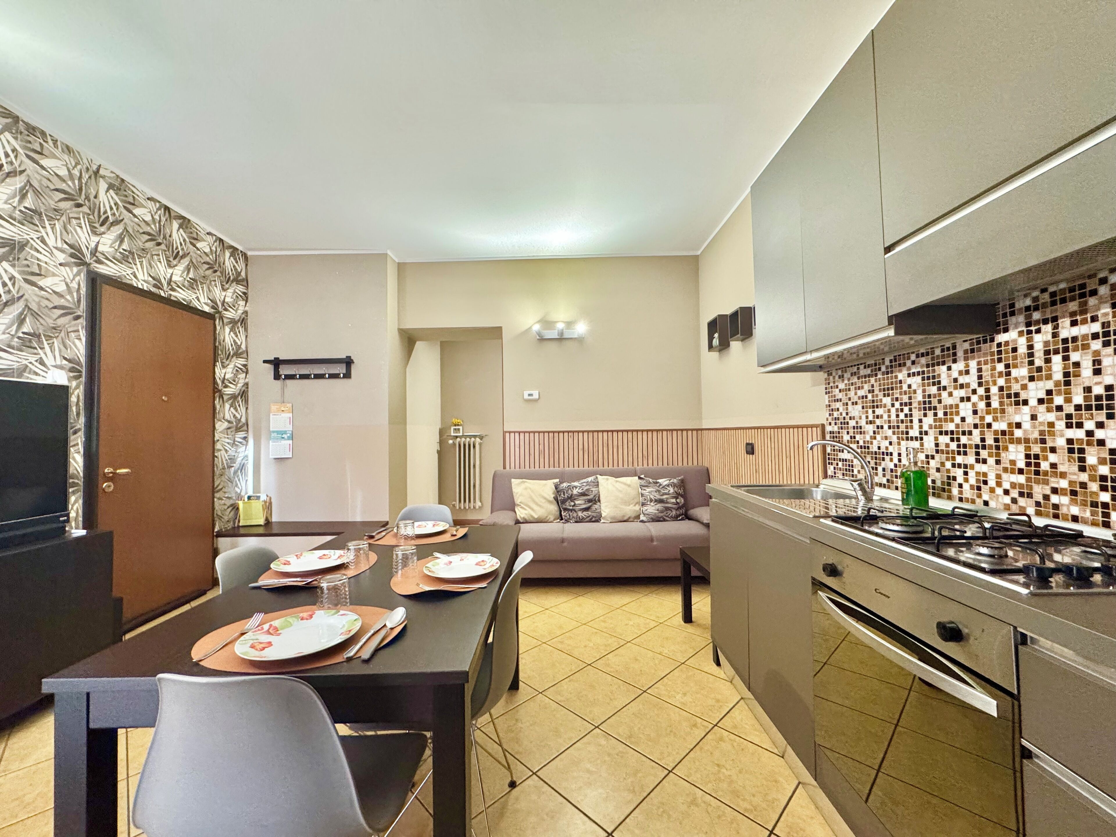 冷蔵庫、電子レンジ、オーブン、コンロ