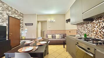 Een koelkast, een magnetron, een oven, een kookplaat