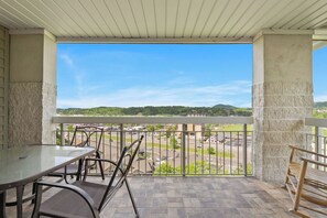 Ein Balkon mit Blick auf eine Stadtlandschaft und Hügel.