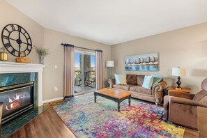 Smart TV, fireplace - One bedroom, one bath Condo| Pigeon Forge| Sleeps 4| Free Dollywood Tickets (Pigeon Forge)