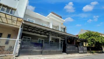 Bagian depan properti