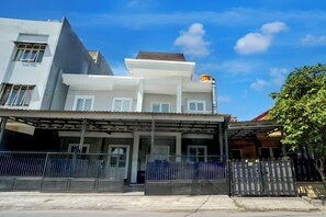 Front of property - OYO 94818 Sabina House Syariah (Blitar)