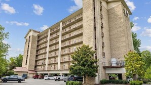 A multi-story hotel with a parking lot in front. - Three bedroom, three bath condo| Pigeon Forge| Close to Dollywood| Sleeps 8 (Pigeon Forge)