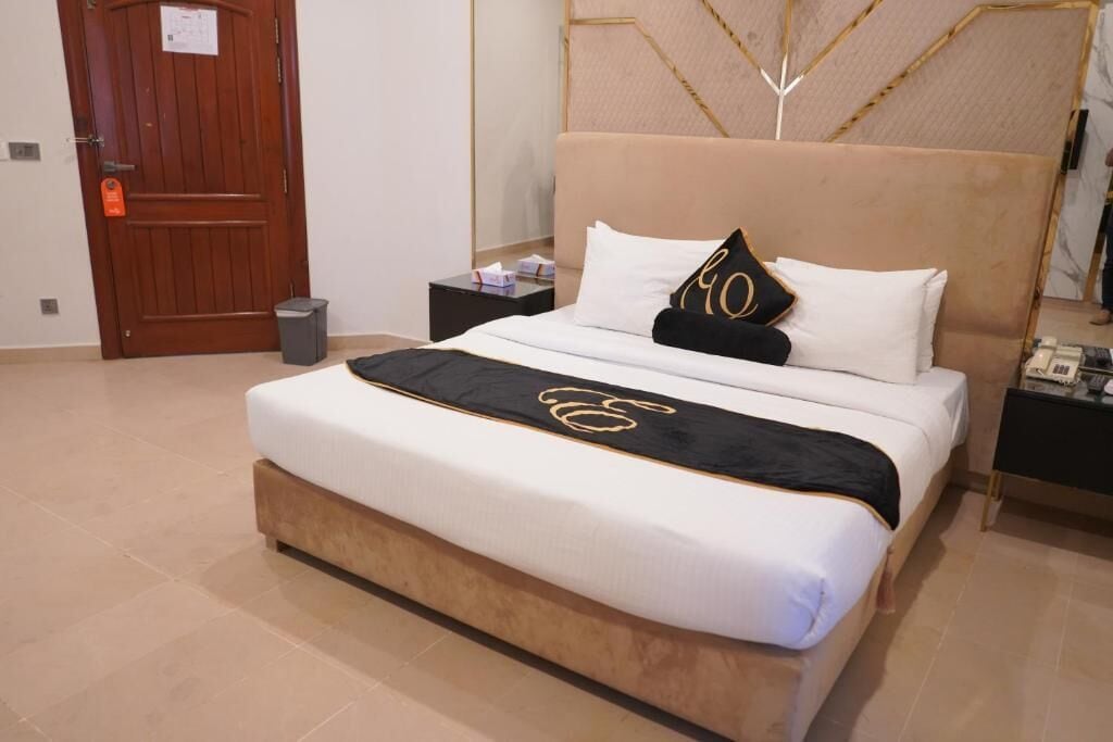 Executive-dobbeltværelse | Pengeskab på værelset, skrivebord, arbejdsområde til bærbare computere