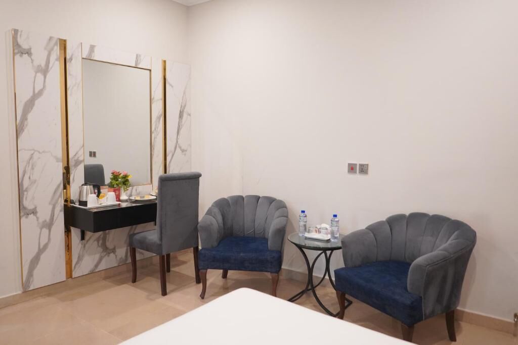 Quarto quádruplo executivo | Área de estar | TV