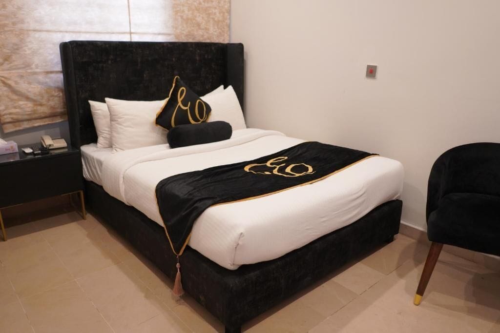 Kamar Double Standar, 1 Tempat Tidur Queen | Brankas, meja kerja, ruang kerja ramah laptop, dan kedap suara